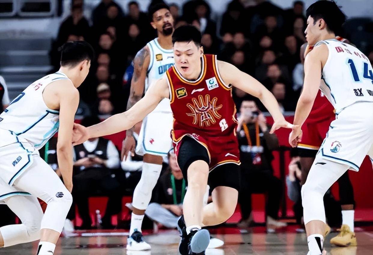 山西男篮连胜六场，稳居榜首，稳步上升