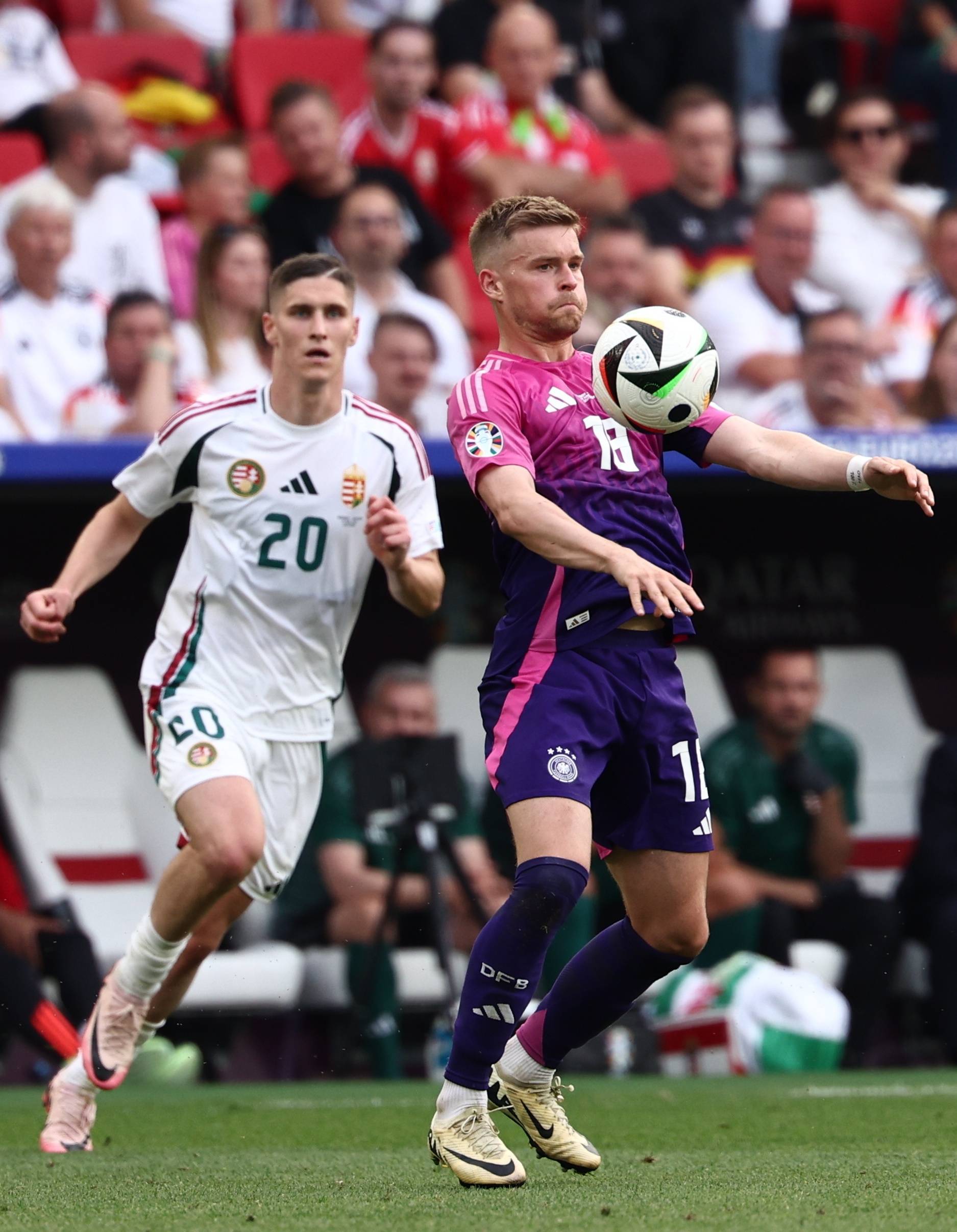 德国队勇登欧洲杯半决赛赛场,气势如虹 德国队勇登欧洲杯半决赛赛场,气势如虹