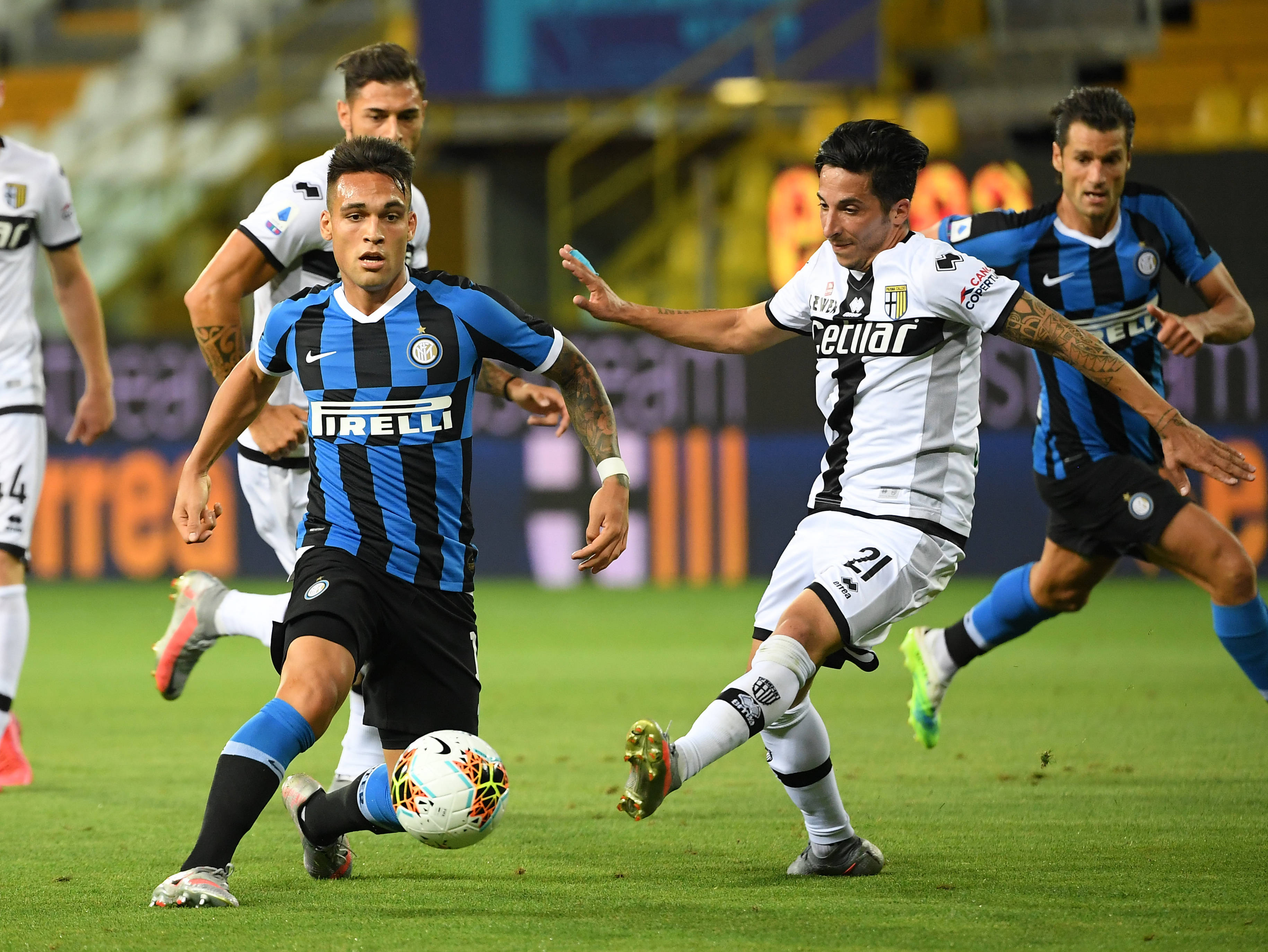 包含超级联赛持续激烈，各队实力均衡，势不可挡的词条