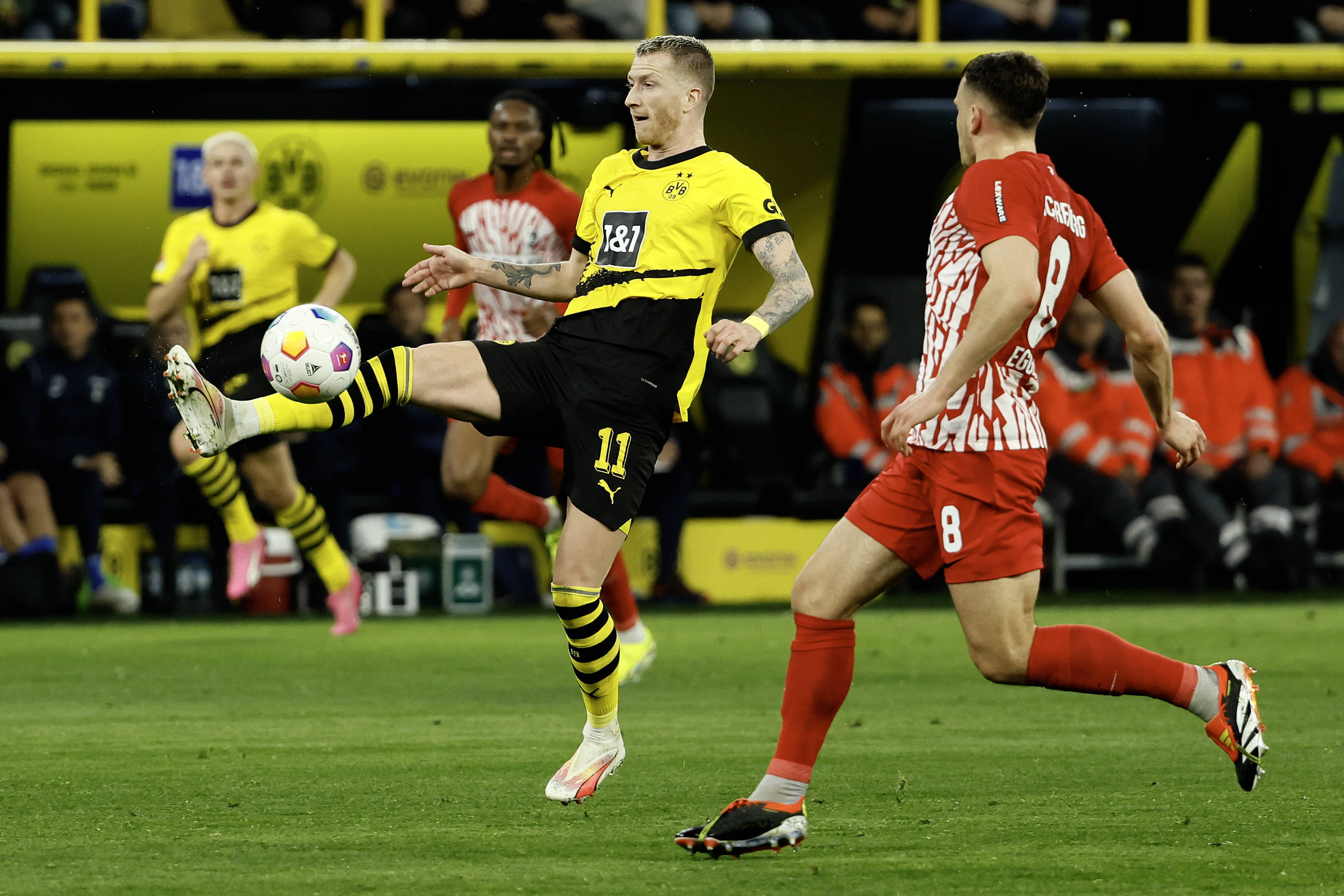 沃尔夫斯堡主场获胜，稳居上游，全场震撼