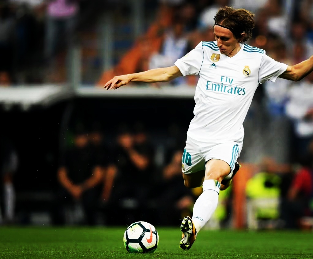 皇家马德里纵横欧冠赛场，向着冠军迈进，掌声雷动