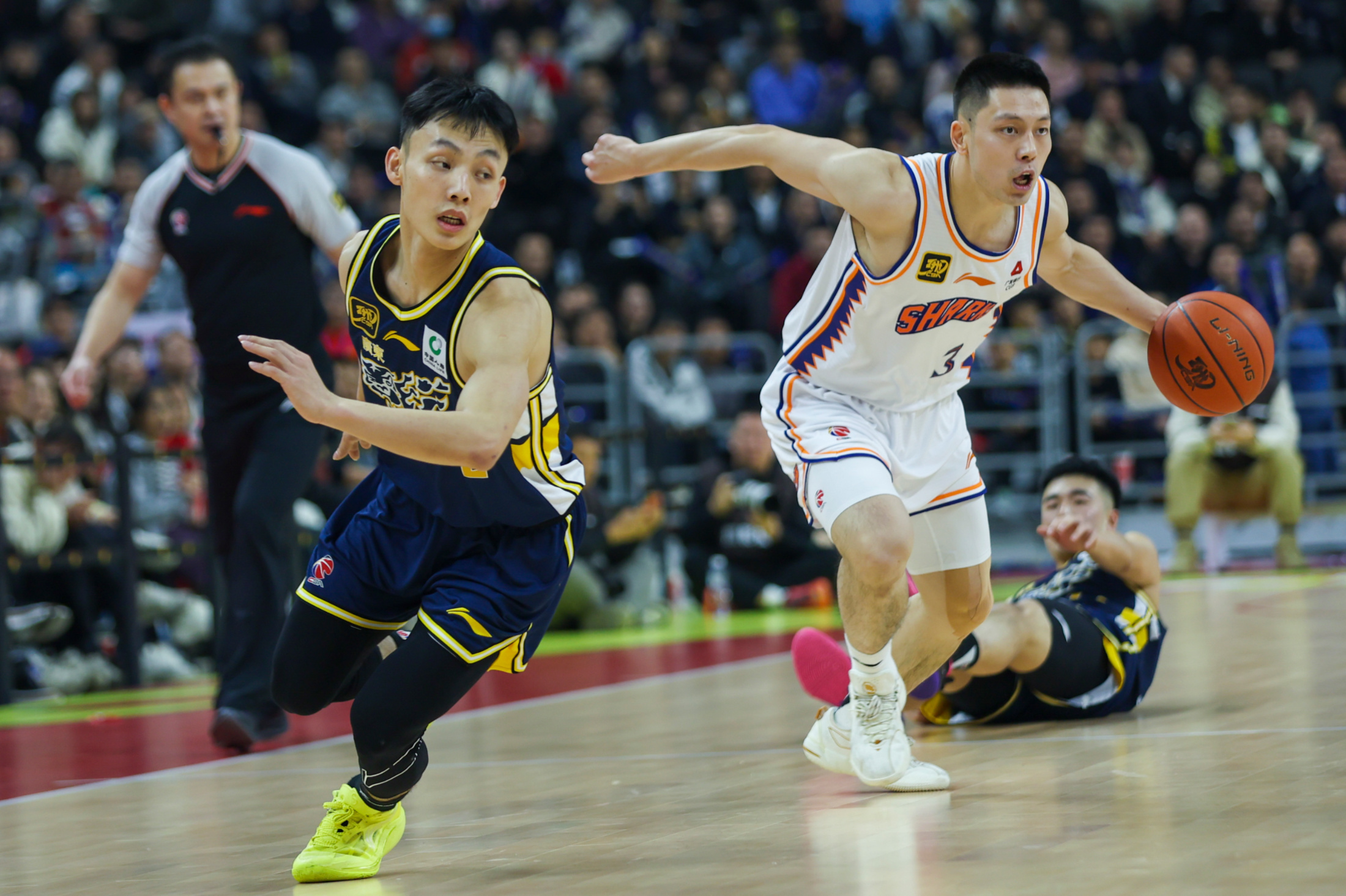 包含上海队险胜湖人，易建联关键制胜的词条