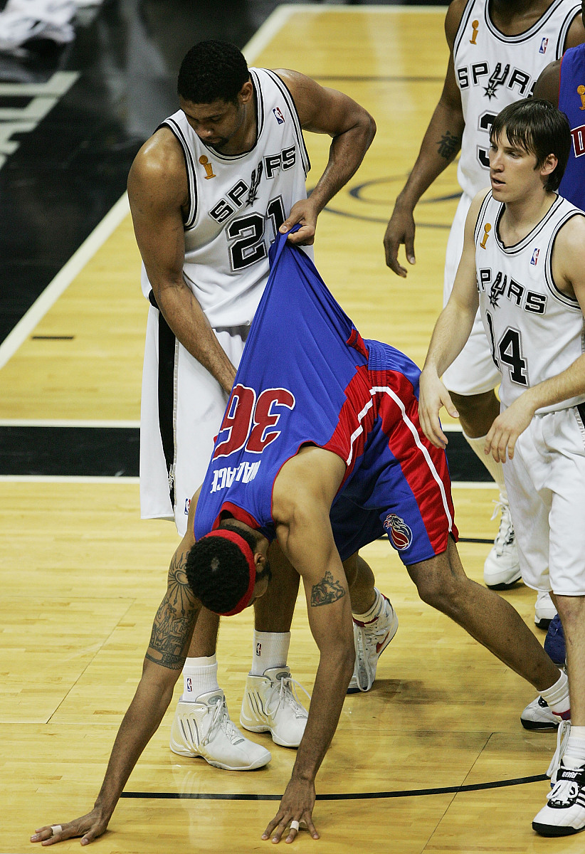 尼克斯轻取马刺，乔治统治全场