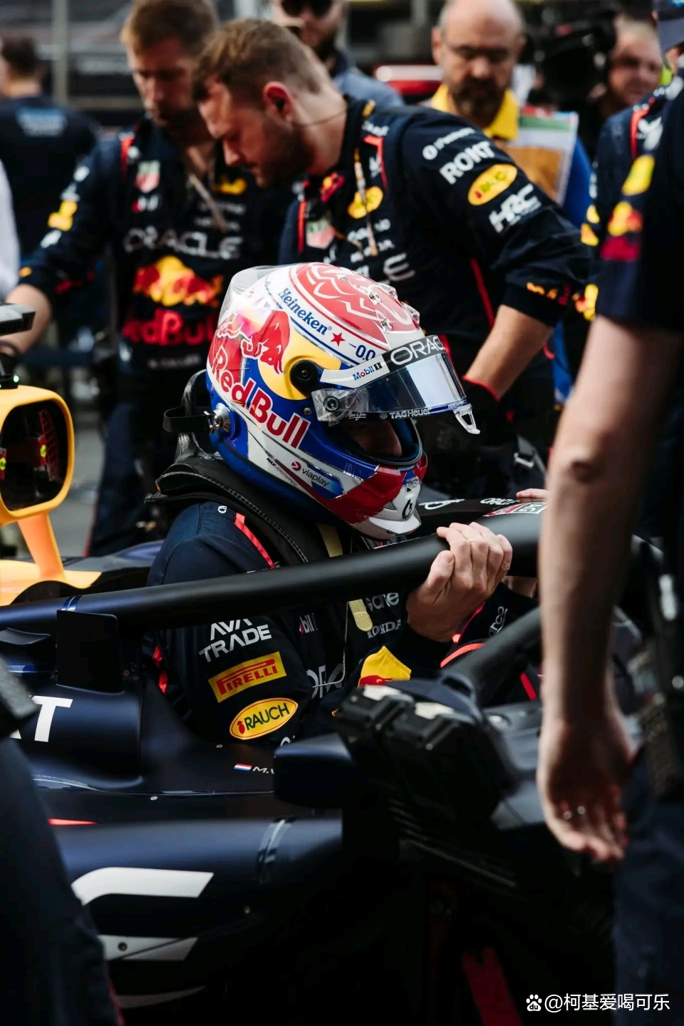 梅赛德斯碾压红牛二队，维斯塔潘带队取胜